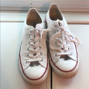 White converse sneakers⚪️🔴